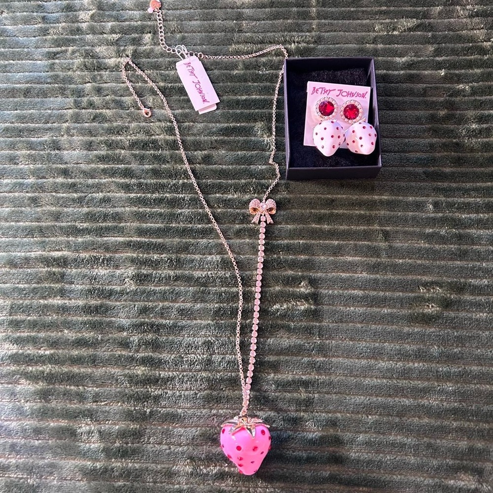 betsey johnson pink 🤍iconic🤍 strawberry necklace🍓